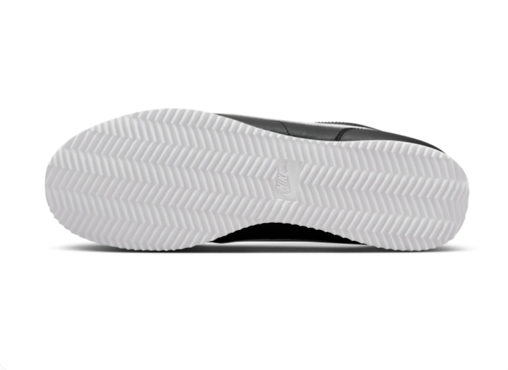 Nike Low-Top Sneakers – Black & White