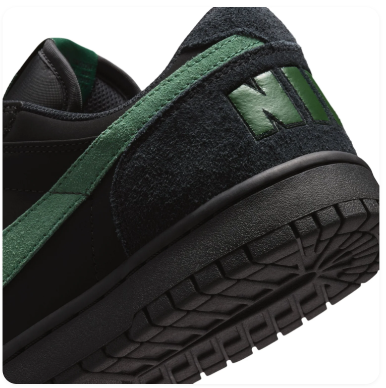 Nike Low-Top Sneakers – Black & Green